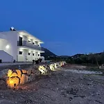 Ambelas Getaways Holiday home *